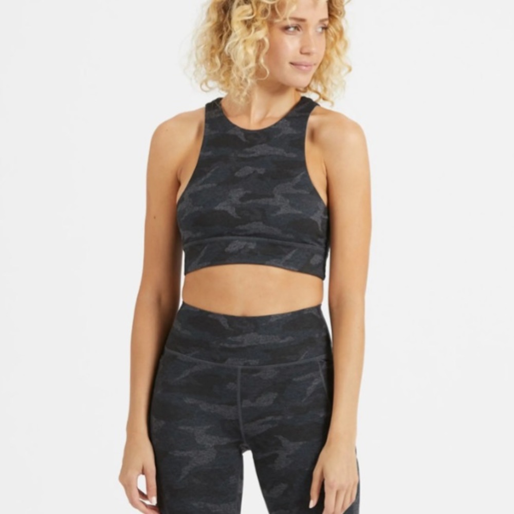 Vuori workout set. Bra and pants. Worn, but in good condition